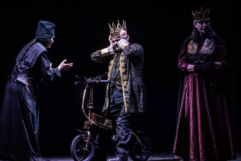 tre personaggi in scena