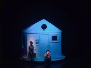 i due attori in una scena di smile