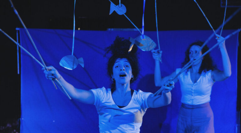 le due attrici in scena con luce blu diffusa