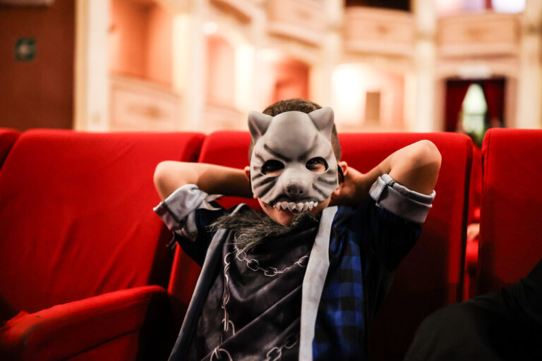 un bambino in maschera per la black night al teatro comunale di Novoli